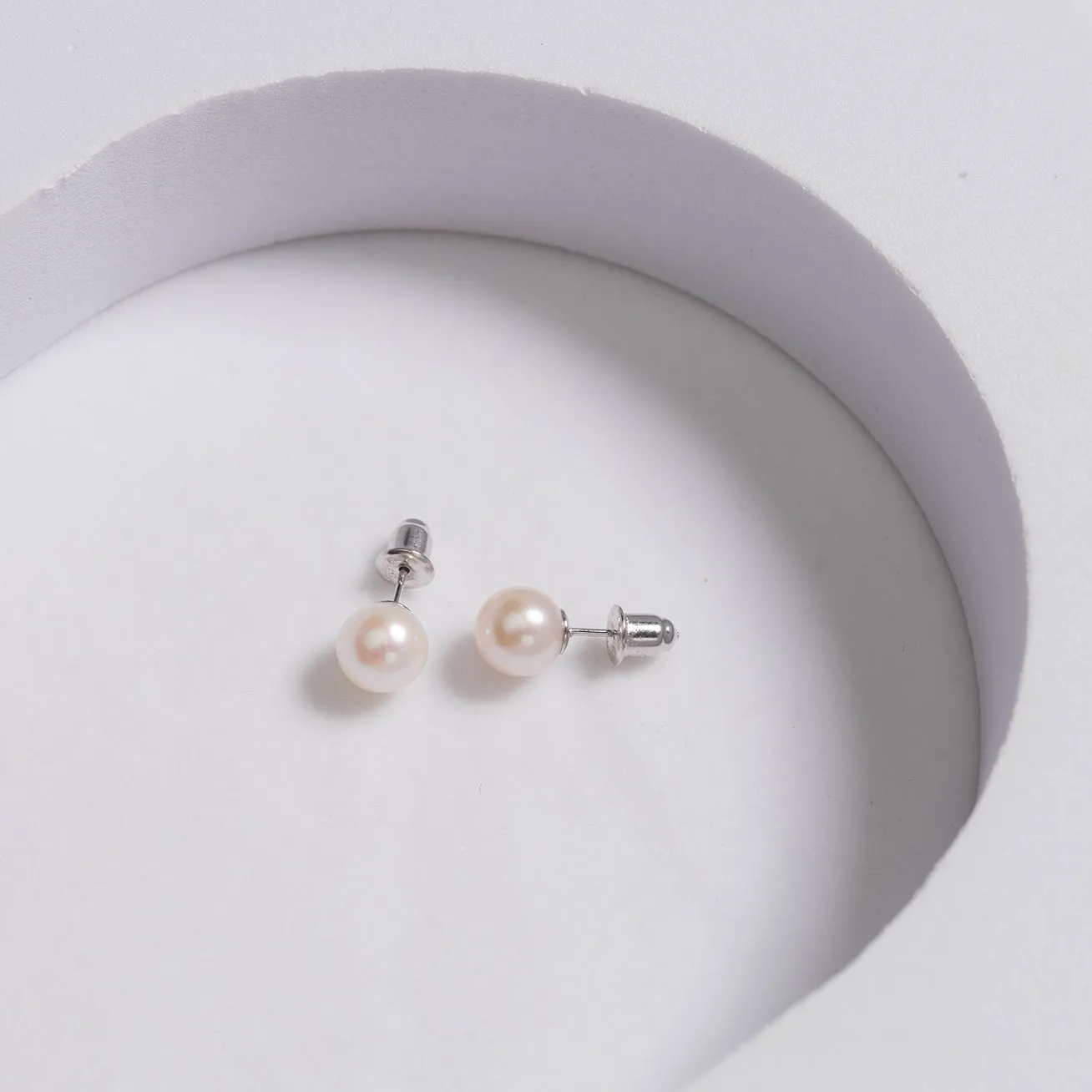 Elegant Freshwater White Round Pearl Stud Earrings WE00127